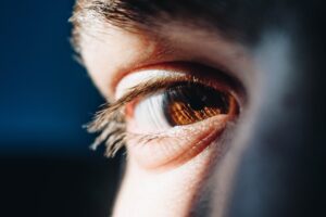 すれ違いざまに見てくる男性の視線に込められた好意のサイン&恋に発展させるためにすべきこと