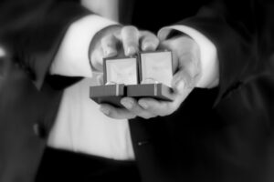 ペアリングの別れるジンクスって本当?もらうのに最適な時期と指輪をはめるときに注意するポイント