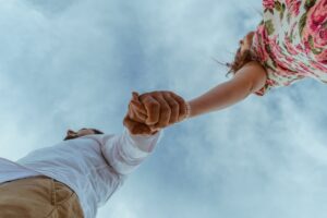 別れるか迷う人へ|悩むなら彼との付き合いを見直すタイミングかも!別れたほうがいい彼氏と別れたくない女性心理を解説