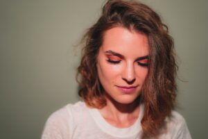 「彼氏といると自信が無くなる」と思わせる男性のタイプと心理&自分らしくいるためにすべきこと