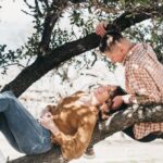 女性の髪を触る男性心理は脈ありサイン!彼との関係別伝えたい気持ちの裏側を紹介