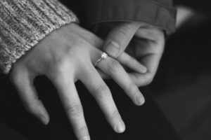 プロポーズの前兆ってどんな感じ?男性の態度の違いや付き合ってからプロポーズまでの期間ときっかけ&女性が注意すべきこと
